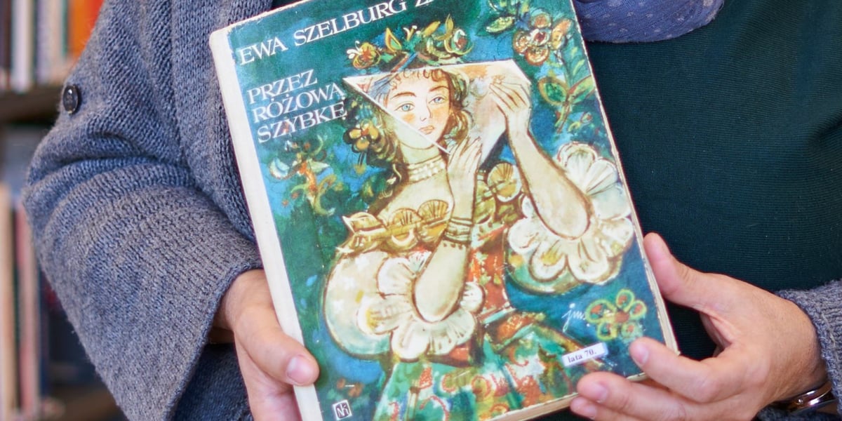 Książki z kolekcji Dawnej Książki Dziecięcej, które można zobaczyć w filii nr 12 MBP