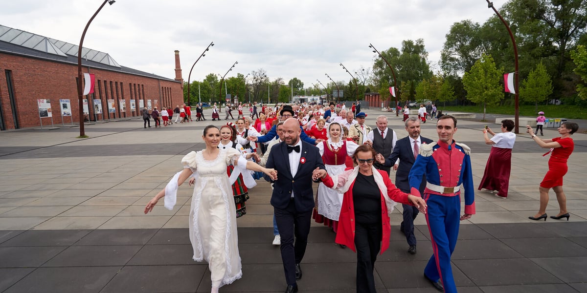 Poloneza na Balu Patriotycznym poprowadził prezydent Wrocławia Jacek Sutryk. Na zdjęciu widać ludzi tańczących poloneza