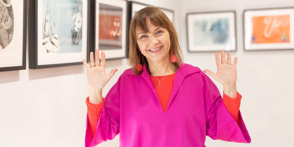 Magda Wosik, wrocławska graficzka i ilustratorka na tle prac na wystawie „Plakaty kulturalne i niekulturalne rysunki”