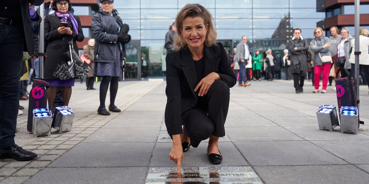 Anne-Sophie Mutter przed Narodowym Forum Muzyki odsłania pamiątkową tablicę ze swoim nazwiskiem i podpisem 