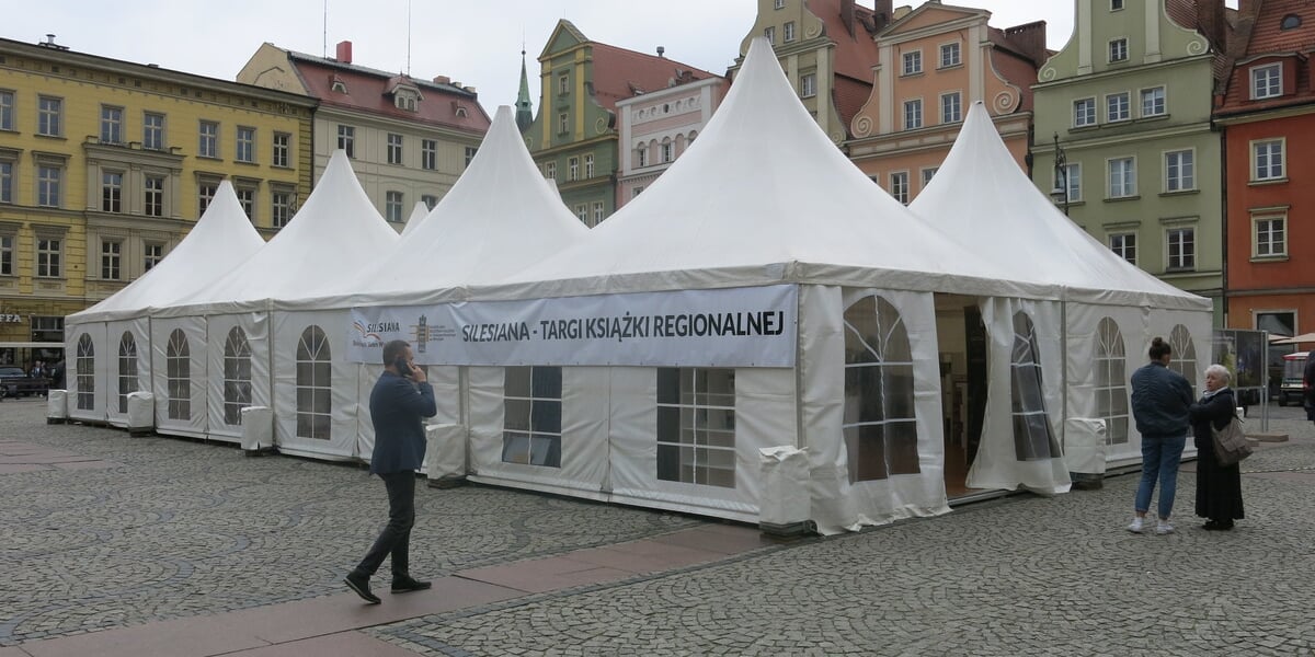 Namiot na placu Solnym, pod którym do niedzieli 21 maja 2023 trwać będą Targi Książki Regionalnej Silesiana