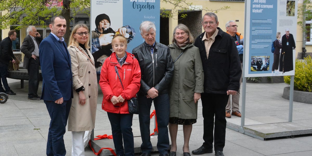 Wystawa o księdzu Orzechowskim została otwarta 19 maja na ul. Kuźniczej. Na zdjęciu m.in. Agnieszka Bugała, autorka wystawy (druga od lewej) i prof. Jan Miodek (na zdjęciu czwarty od lewej) 