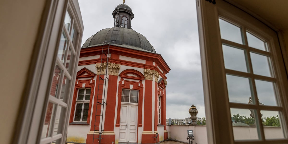 Widok z tarasu na wieżę Ossolineum