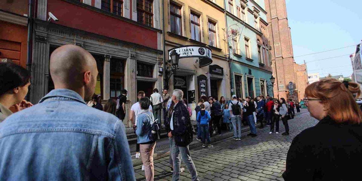Noc Muzeów 2023. Kolejka przed Muzeum Farmacji przy Kurzym Targu