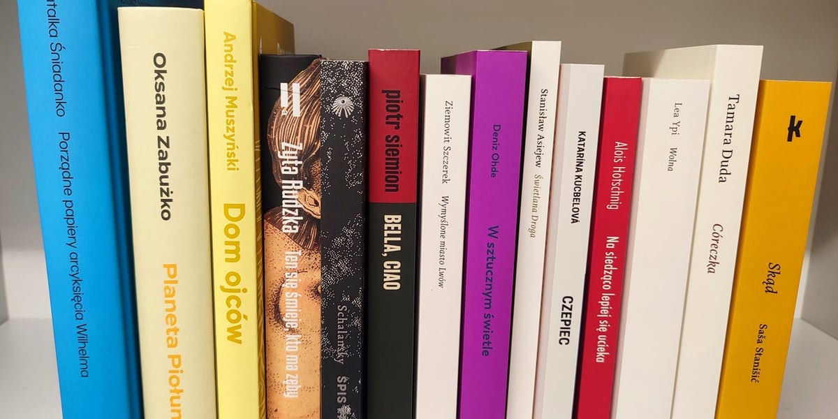 Ustawione obok siebie grzbietami książki zakwalifikowane do półfinału Literackiej Nagrody Europy Środkowej Angelus 