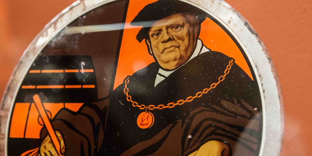 Szyld dawnego browaru Schultheissa znanego jako browar Piastowski przy Jedności Narodowej. Przedstawia Jobsta Schultheissa dzierżącego w prawej dłoni miernik browarniczy i odzianego w strój wójta