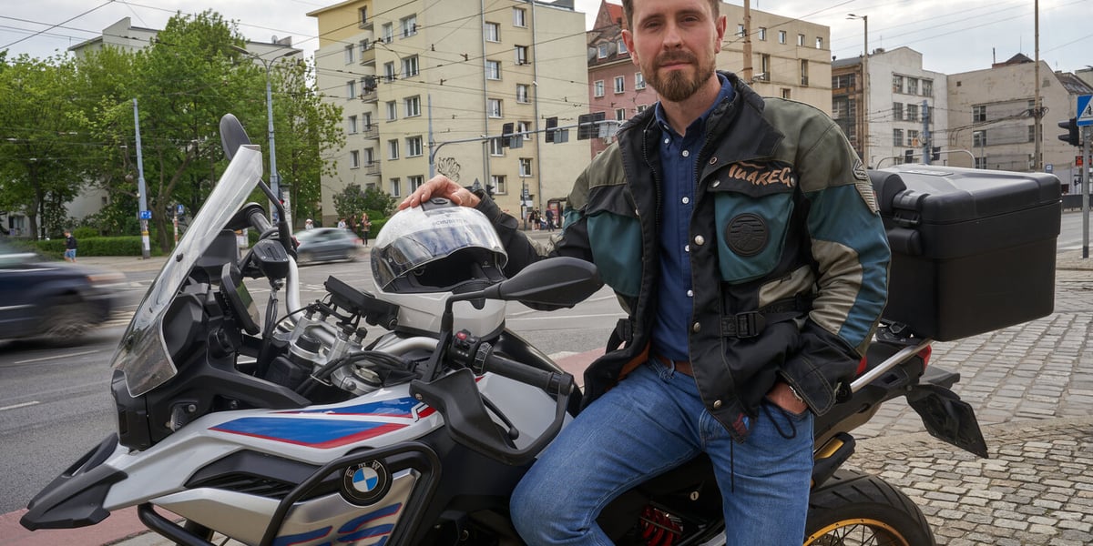 Jarosław Sowizdraniuk, ratownik medyczny z Wrocławia, przy swoim ukochanym motocyklu