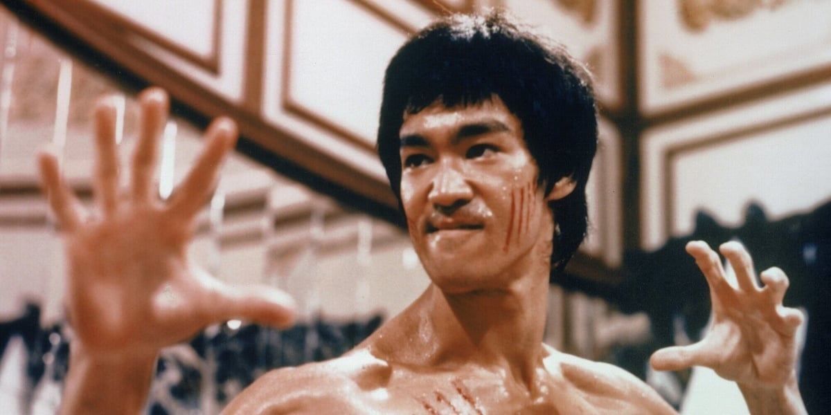 Kadr z filmu "Wejście smoka". Na zdjęciu Bruce Lee
