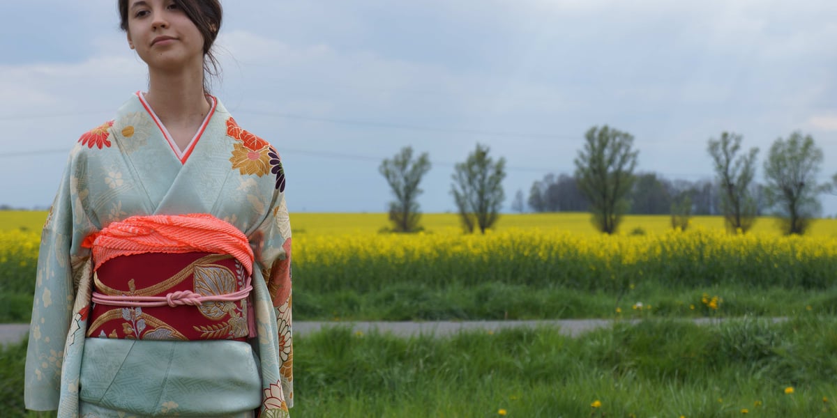 Alicja Krzywda-Pogorzelska, kuratorka wystawy w jednym z eksponowanych kimon
