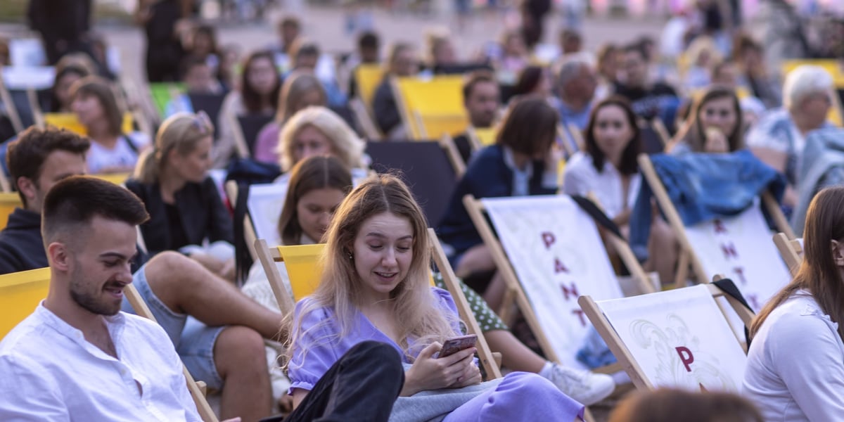 Kino pod chmurką na Pergoli. Grupa widzów na leżakach