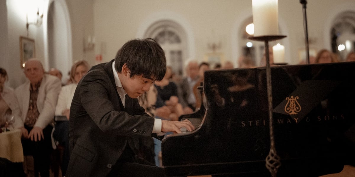 Recital – Nokturn z 8 sierpnia. Na zdjęciu widać pianistę, który gra na fortepianie