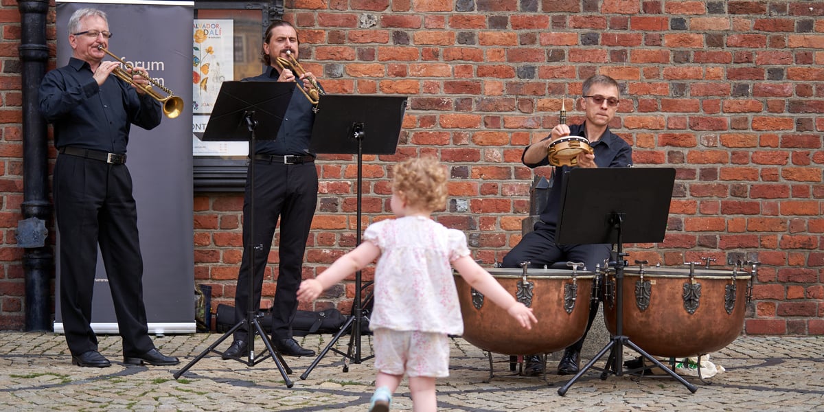 Dwóch muzyków z instrumentami dętymi gra na wrocławskim Rynku, 13.08.2023