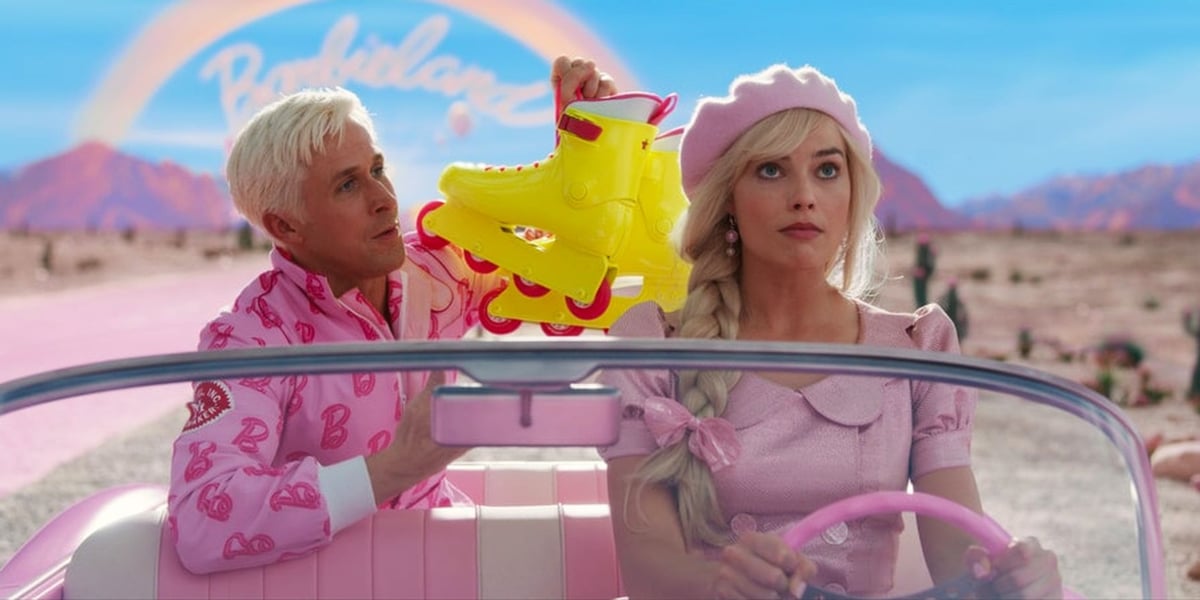 Kadr z filmu „Barbie”: Margot Robbie jako Barbie i Ryan Gosling jako Ken jadą samochodem z odkrytym dachem. Aktor siedzi z tyłu i trzyma żółte rolki