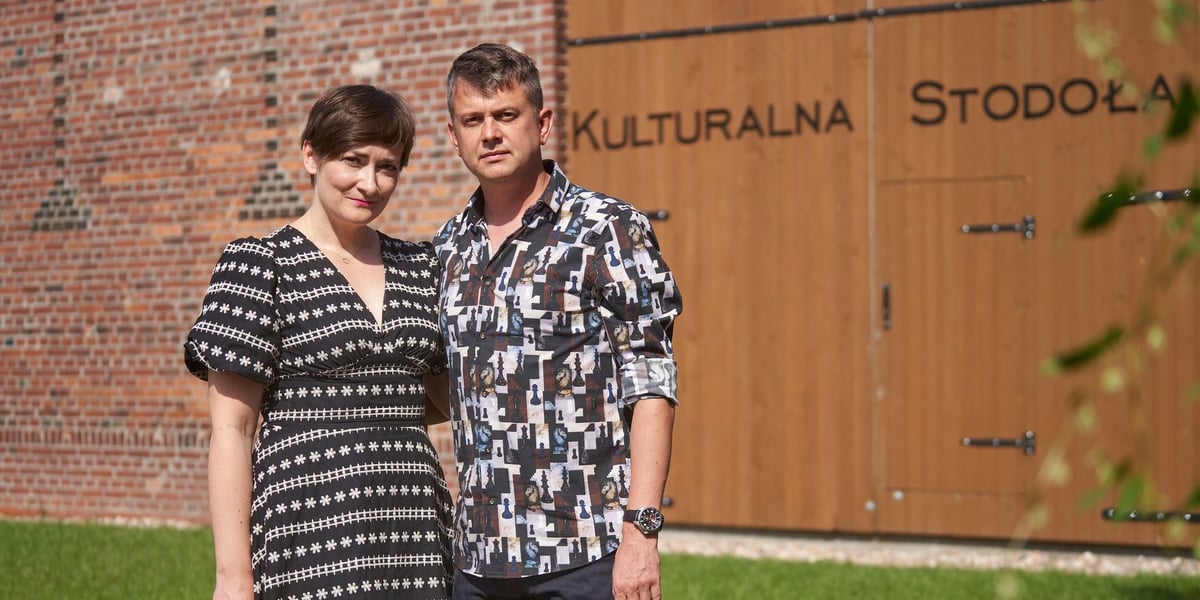 Agnieszka i Michał Gawlińscy stoją przed Stodołą Kulturalną w Lutyni