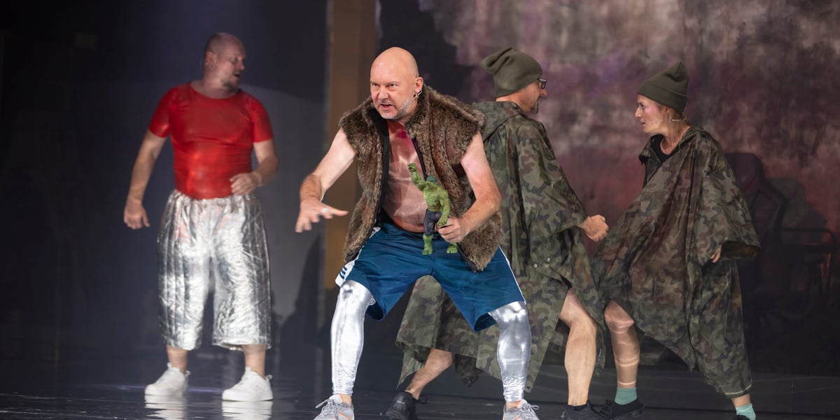 Odyseusz (Tomasz Maśląkowski) w jednej ze scen pierwszej w sezonie premiery Wrocławskiego Teatru Lalek