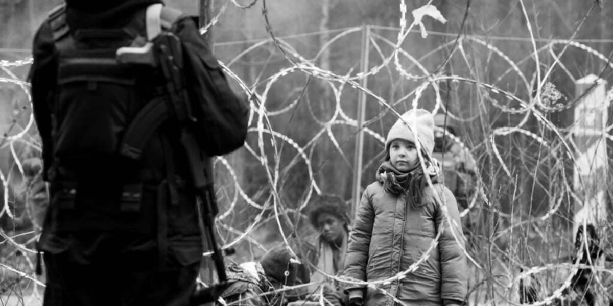 Kadr z filmu "Zielona granica". Widać dziewczynkę z płotem z drutu kolczastego