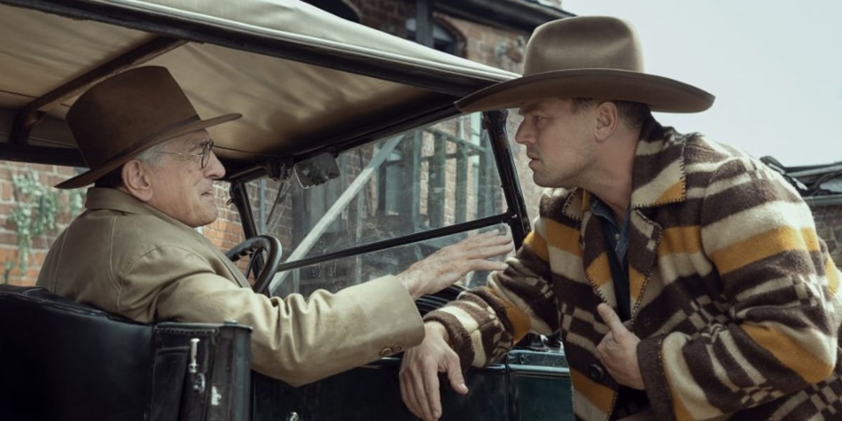 Kadr z filmu "Czas krwawego księżyca". Robert DeNiro (w samochodzie) i Leonardo DiCaprio