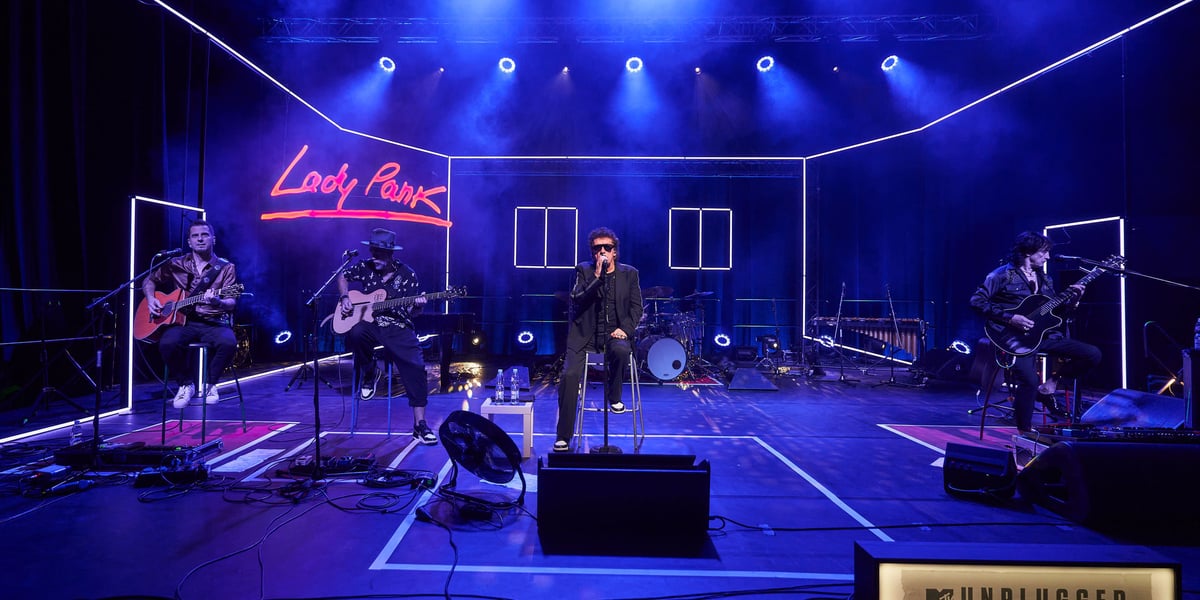 Muzycy Lady Pank na scenie zaaranżowanej na pokój w hali Stulecia