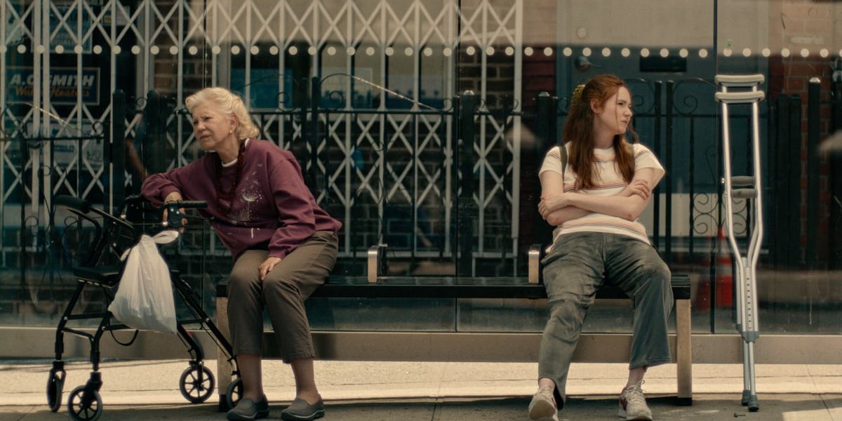 Dwie kobiety na ławce. Kadr z filmu -Lepiej późno niż wcale, reż. Lisa Steen