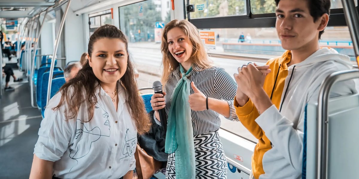 Muzyczny tramwaj we Wrocławiu. Na zdjęciu wokaliści z Teatru Dialogu z mikrofonem w ręce. Zdjęcie wykonane podczas pierwszej edycji wydarzenia, we wrześniu 2023.