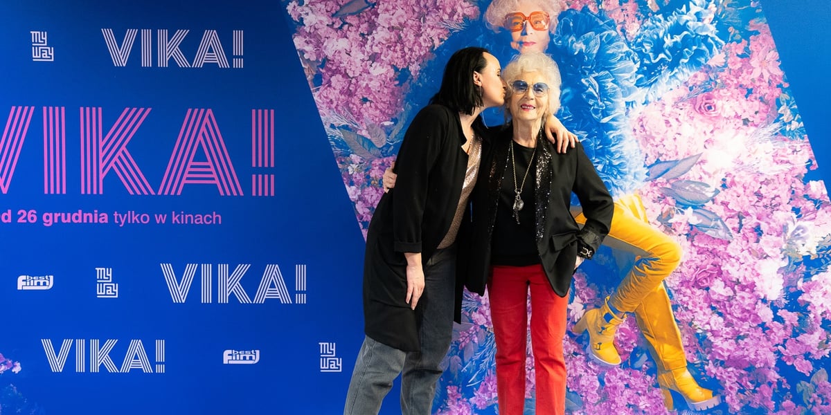 Na zdjęciu reżyserka filmu „Vika!” całuje DJ Vikę