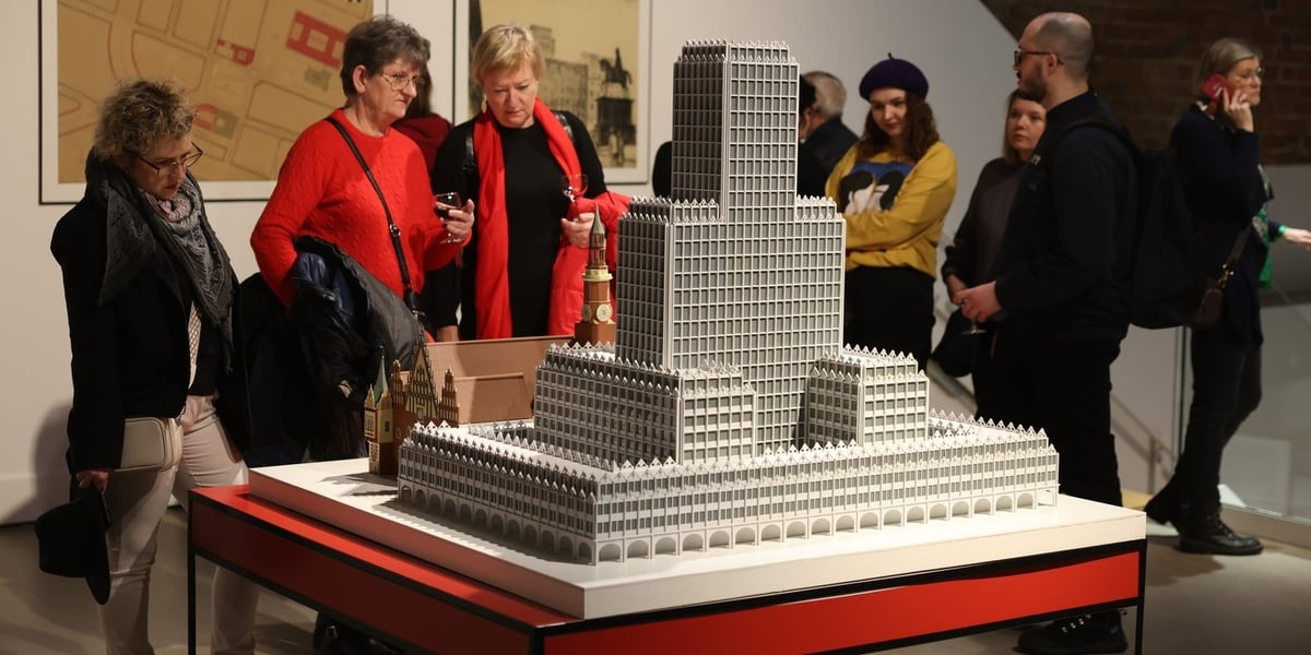 Ludzie na wystawie w Muzeum Architektury, widać makietę budowli