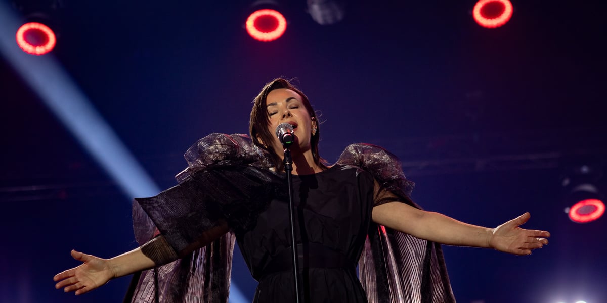 Kasia Kowalska podczas koncertu The Legend of Rock Symphonic II w Hali Stulecia
