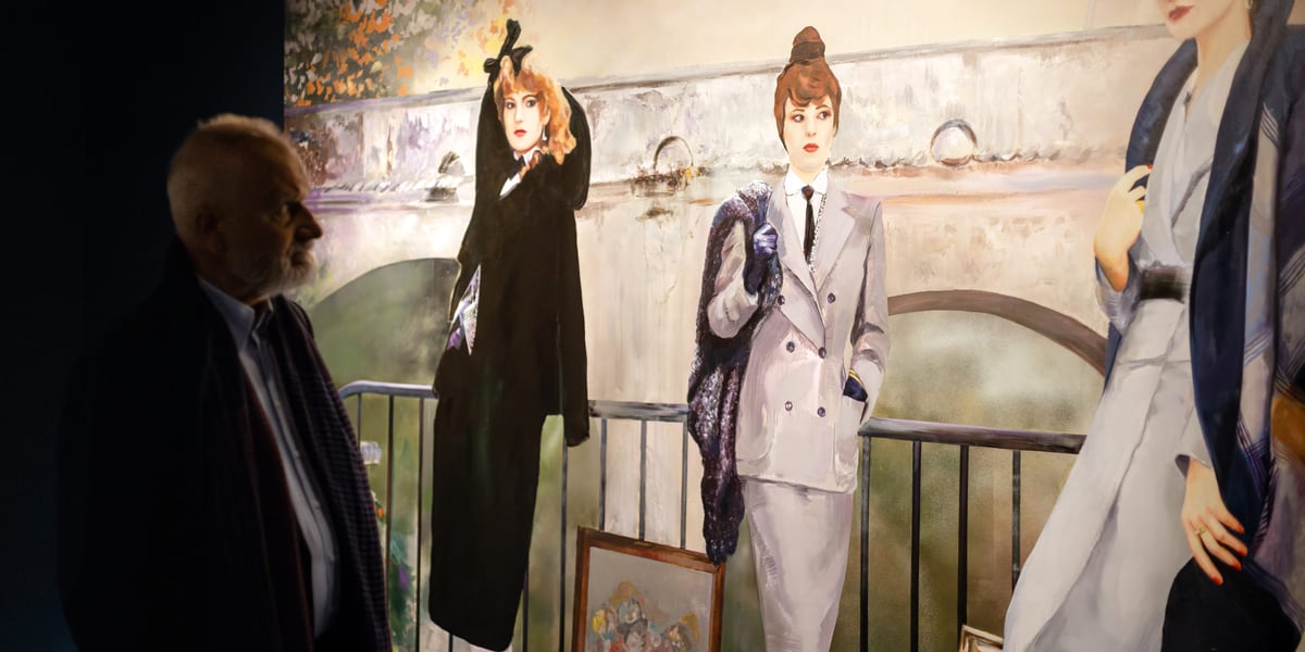 Mężczyzna oglądający obraz na wystawie „Jeżeli chcemy, by wszystko pozostało tak jak jest, wszystko musi się zmienić”, Wrocław, Krupa Art Foundation.  