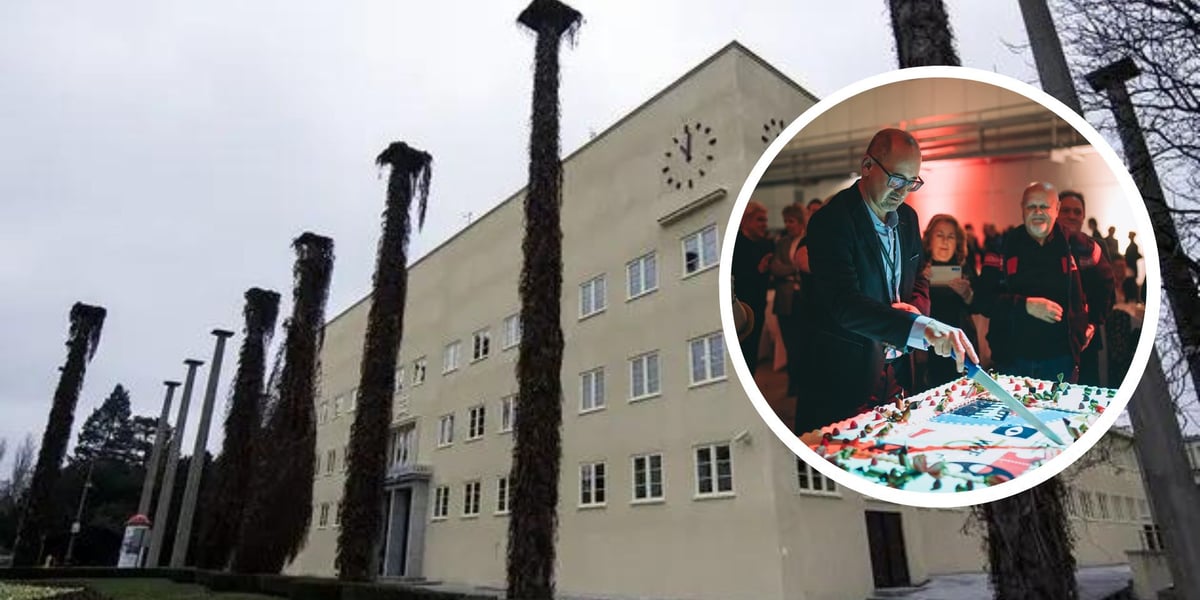 na zdjęciu budynek Wytwórni Filmów Fabularnych, w kółeczku dyrektor WFF Robert Banasiak kroi jubileuszowy tort