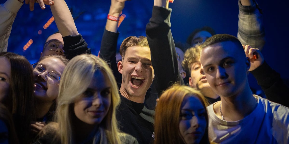 Publiczność podczas koncertu zespołu PRO8L3M w Hali Stulecia