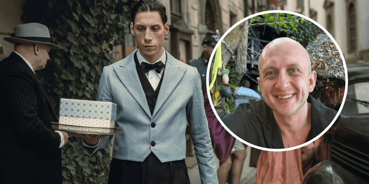 Młody mężczyzna w stroju kelnera z pudełkiem (aktor Eryk Klum) - kadr z filmu "Filip". Z prawej w kółku Nikodem Chabior