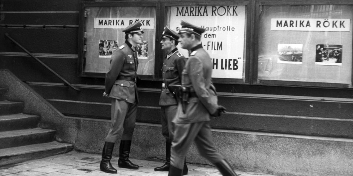 Stanisław Mikulski przed budynkiem Teatru Polskiego na planie odcinka „Zdrada” (fot. z archiwum Andrzeja Konica / Klub Miłośników Stawki)