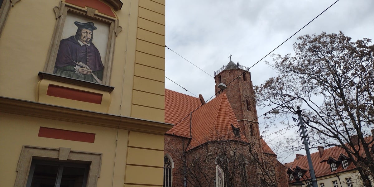 Portret Angelusa Silesiusa na murze, na drugim planie: kościół św. Macieja przy ul. Szewskiej
