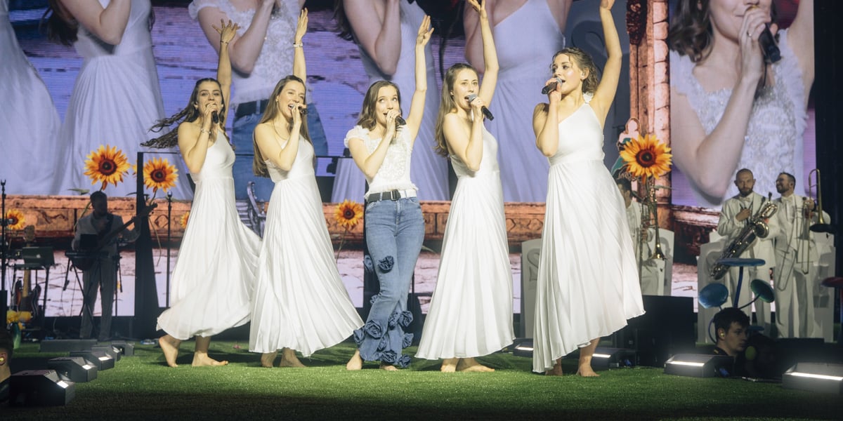 Koncert z sanah  - na zdjęciu artystka i jej zaproszeni goście