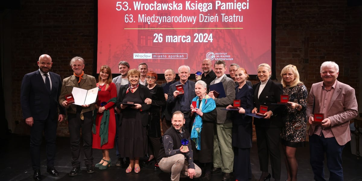Na zdjęciu laureaci Wrocławskiej Księgi Pamięci z prezydentem Jackiem Sutrykiem