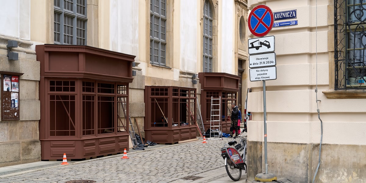 W środę (17 kwietnia) - w okolicach Uniwersytetu Wrocławskiego - budowano scenografię  do najnowszego serialu, który będzie kręcony w stolicy Dolnego Śląska. Start zdjęć już w ten weekend