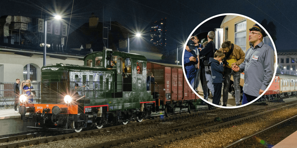 Zabytkowy pociąg na peronie. Na zdjęciu w kółeczku - zwiedzający pociągu w czasie ostatnich Nocy Muzeów