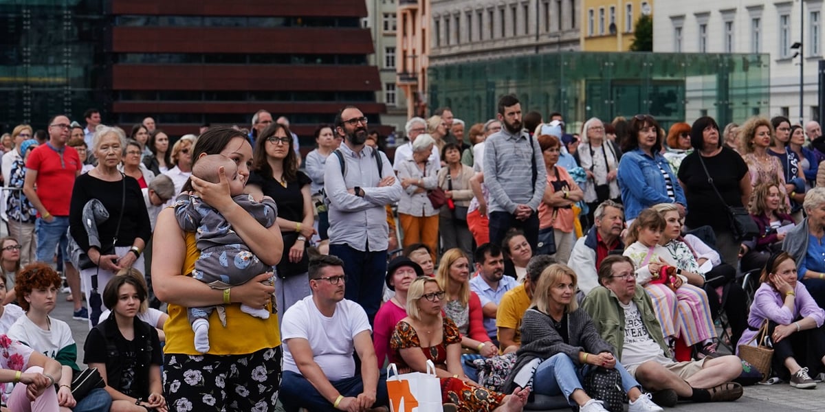 Kobiety i mężczyźni na pl. Wolności słuchają gwiazd Metropolitan Opera