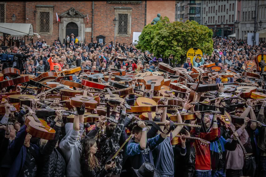 do rekordu liczą się wszystkie rodzaje gitar