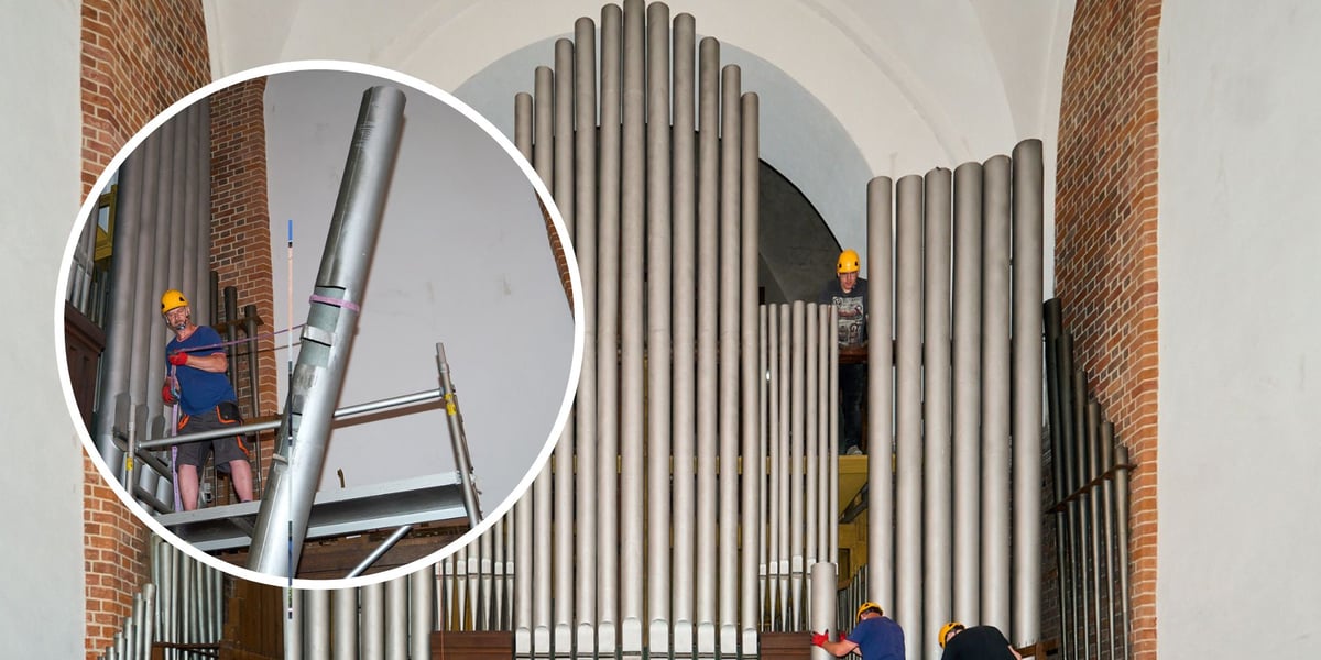 Organy w katedrze wrocławskiej. W kółku z lewej pracownik zdejmuje prospektową piszczałkę 