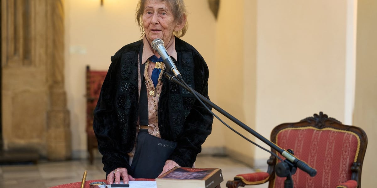 Jubilatka nagrodzona! Poetka Urszula Kozioł ze złotym medalem Gloria Artis i prezentami od fanów