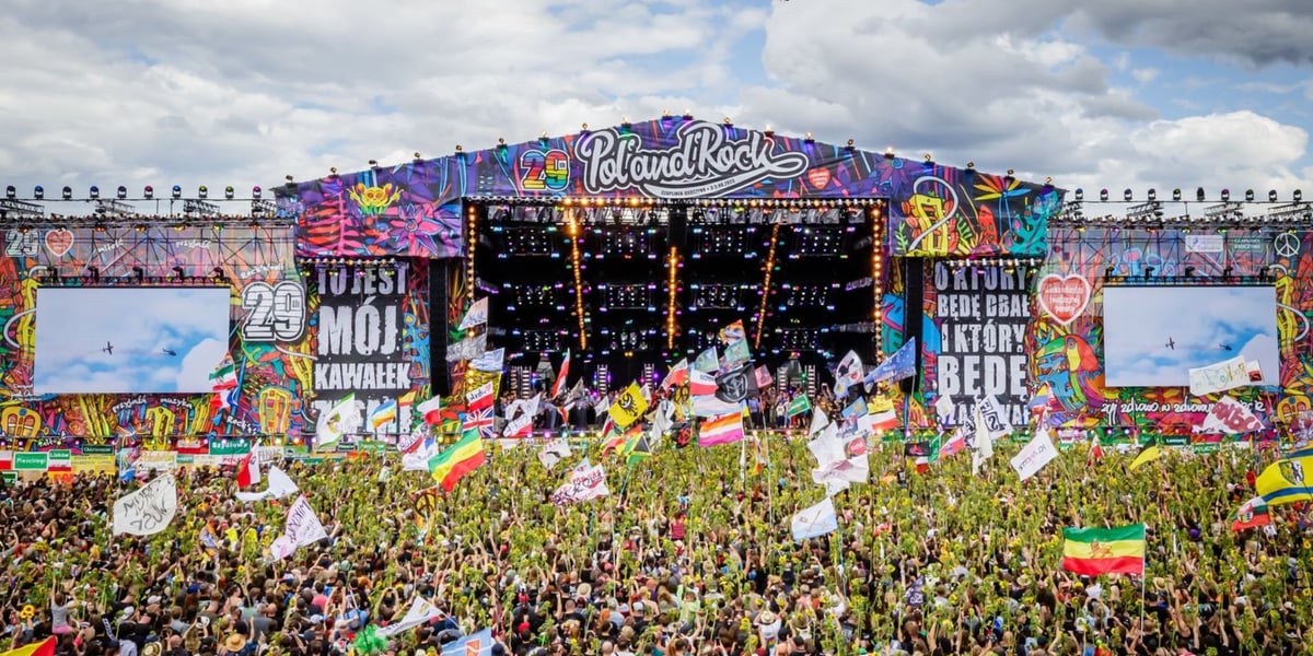 Pol'and'Rock 2023. Scena festiwalowa i publiczność.