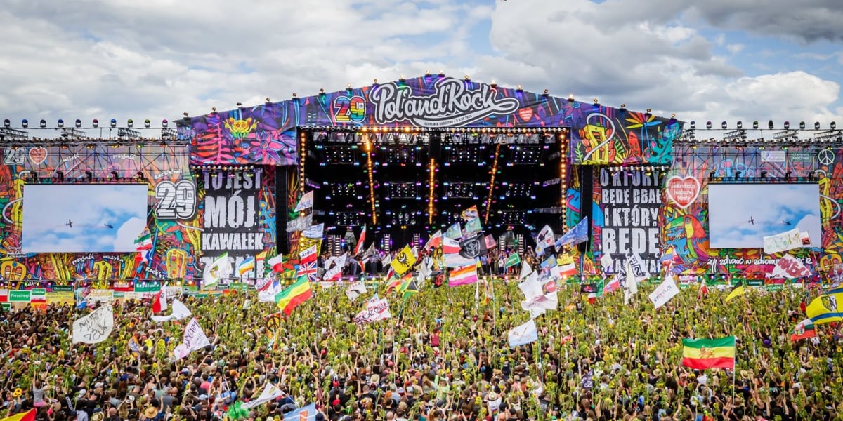 Scena i publiczność na ubiegłorocznym Pol'and'Rock Festiwal