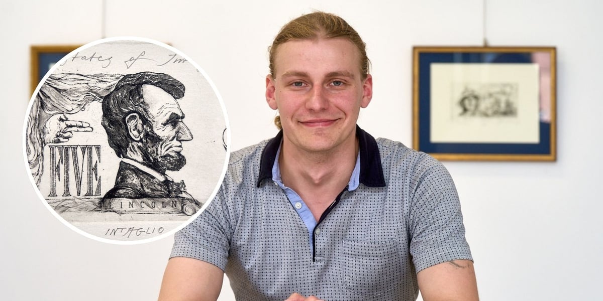 Kolaż dwóch zdjęć – na większym wrocławianin Bartłomiej Podgórniak w Oficynie Graficznej Tyszkiewicz, na mniejszym jego grafika z własną wersją banknotu pięciodolarowego