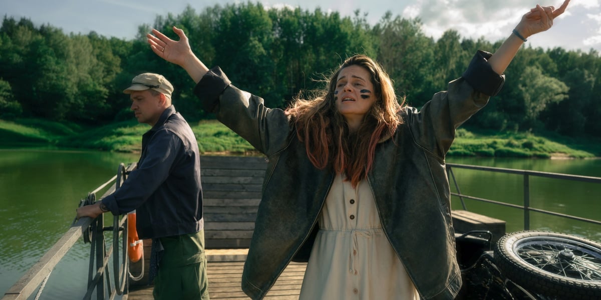 Agnieszka Grochowska (aktorka stoi z rozłożonymi do góry rękami). Kadr z filmu 
