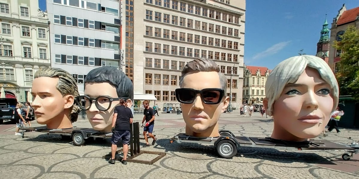 Wielkie głowy gwiazd Męskiego Grania 2024 na pl. Solnym. Od prawej: Daria Zawiałow, Mrozu, bracia Kacperczyk. 