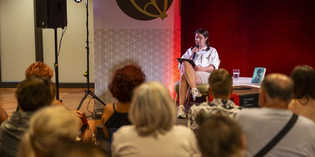 Aktorka, Karolina Czarnecka, czyta fragment powieści przed pełną publicznością (13. Europejska Noc Literatury 24.08.2024)
