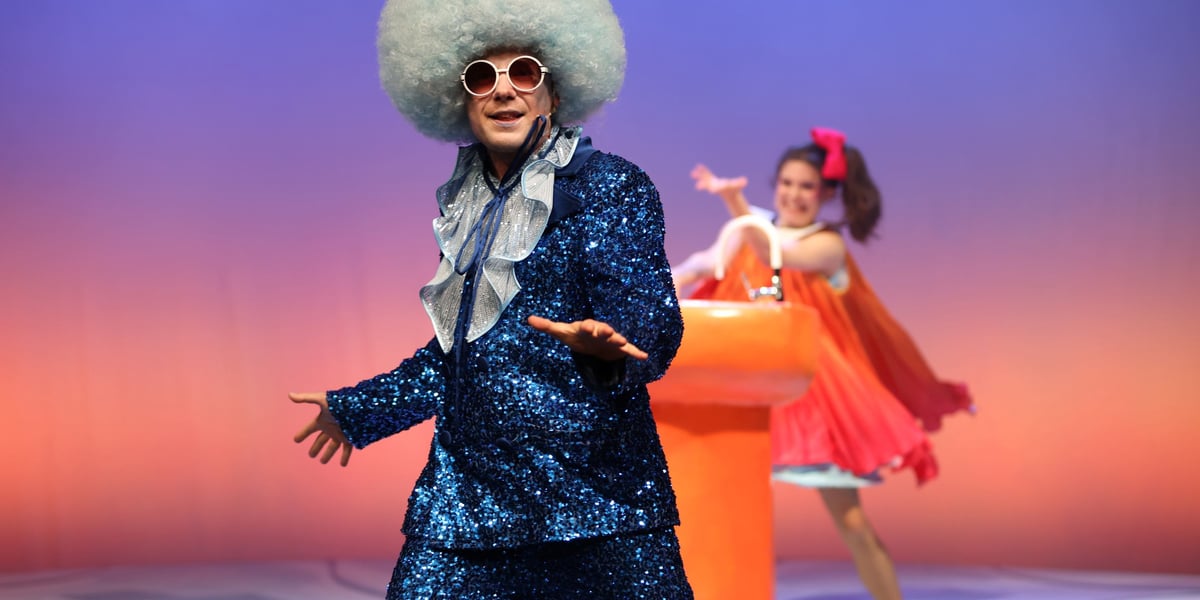 Premiera „Karolci” odbędzie się  5 października na Dużej Scenie Wrocławskiego Teatru Lalek. Na pierwszym planie Grzegorz Mazoń jako Koralik, nieco  tyłu Natalia Herman jako Karolcia