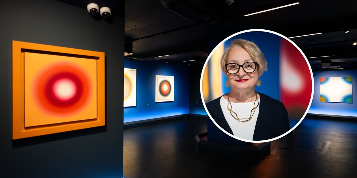 Na zdjęciu sala z obrazami Wojciecha Fangora na wystawie „American Dream” i kuratorka Dorota Monkiewicz