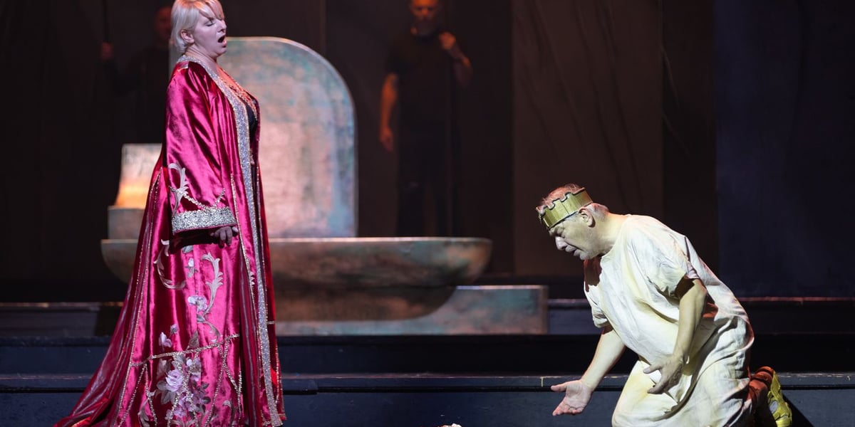 Na scenie Abigaille (Jolanta Wagner) i Nabucco (Leszek Skrla) podczas prób do spektaklu „Nabucca” w Operze Wrocławskiej